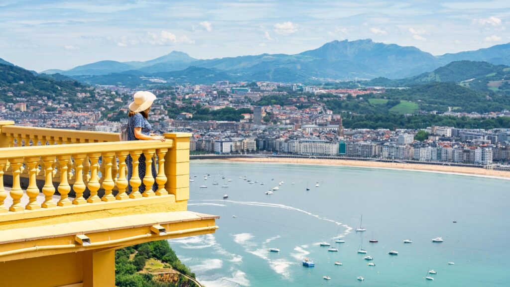 uitzicht over een mooie baai als metafoor voor heimwee na verhuizing buitenland